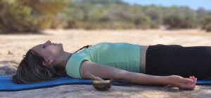 mujer relajada con yoga nidra