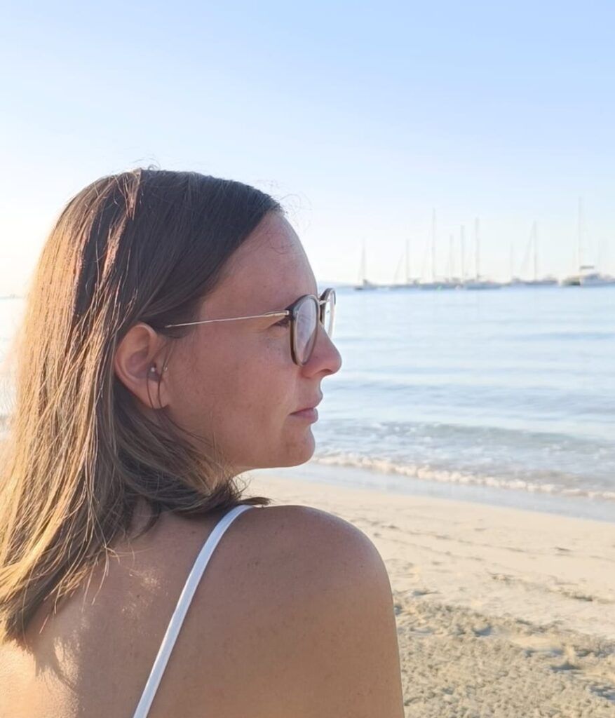 mujer mirando la nada con un aire triste, agotada, cansada, decepcionada